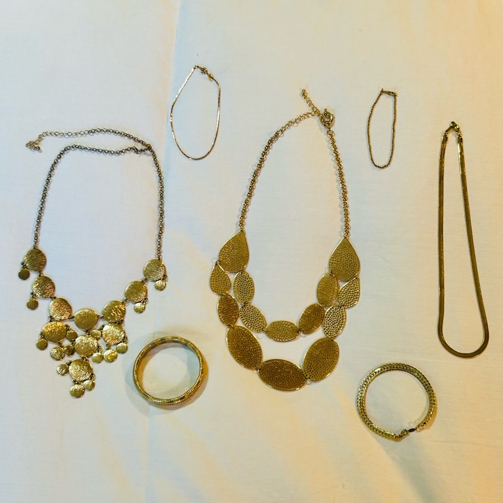 ✨Shining✨ Seven Piece Gold Colored Assorted Jewelry